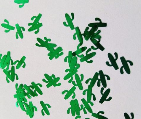 قلم جلتر على شكل صبار، أحذية ماري جين، أوراق، أشكال قضيب، مقصات، أقنعة حفلة ماردي غرا، مقصات، فيونكات، جلتر على شكل