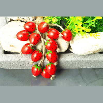حبات خشبية حمراء صناعة الحجارة الطراز الزهري حبات الفراولة الخشبية للمجوهرات صنع الحرف DIY
