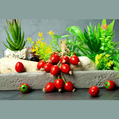 حبات خشبية حمراء صناعة الحجارة الطراز الزهري حبات الفراولة الخشبية للمجوهرات صنع الحرف DIY