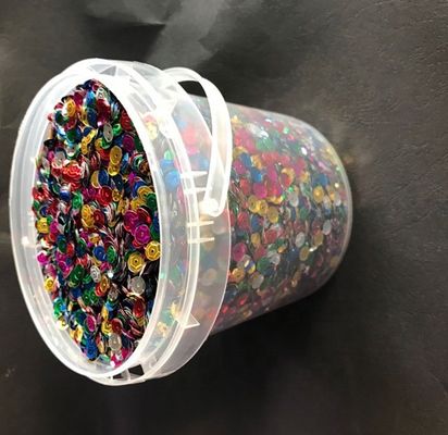 365 لونات فضفاضة مستديرة و دائرية ألواح البروتوكول البلاستيكية للزفاف الحفلات القماش تزيين الزفاف الزخارف الزفاف بكمية كبيرة معبأة في صندوق الحلوى