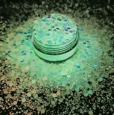 يوم الأرض مختلف الأشكال الحيوانية الكونفيتي في غير سامة مضيئة غليتر مسحوق مع خليطات شونكي